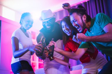 Bir grup insan gece parıltısından, disko partisinden, şarkı söylemekten, dans etmekten, özel evde alkol içmekten hoşlanırlar.