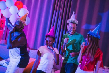 Bir grup insan gece parıltısından, disko partisinden, şarkı söylemekten, dans etmekten, özel evde alkol içmekten hoşlanırlar.