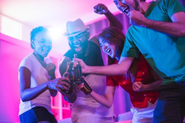 Bir grup insan gece parıltısından, disko partisinden, şarkı söylemekten, dans etmekten, özel evde alkol içmekten hoşlanırlar.