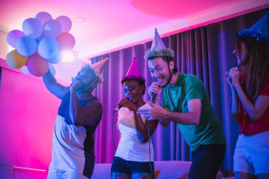 Bir grup insan gece parıltısından, disko partisinden, şarkı söylemekten, dans etmekten, özel evde alkol içmekten hoşlanırlar.