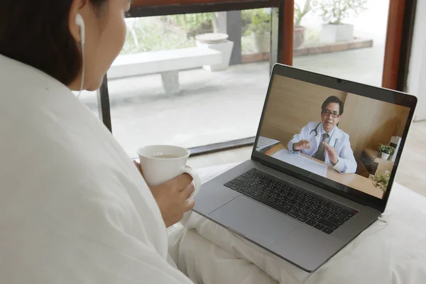 Asijská Žena Mluví Lékařem Přes Počítač Notebook Virtuální Videohovor Nebo — Stock fotografie