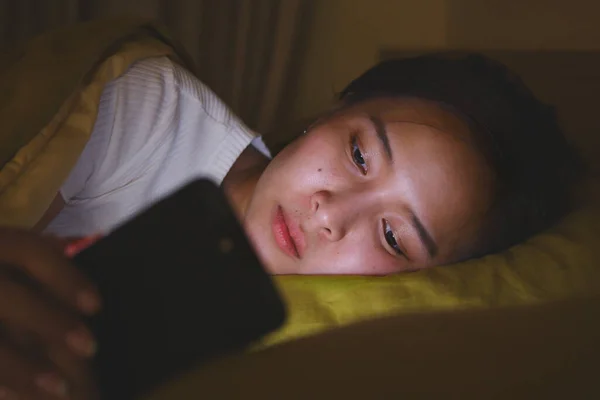 Mujer Asiática Joven Usando Smartphone Móvil Navegar Por Internet Las —  Fotos de Stock