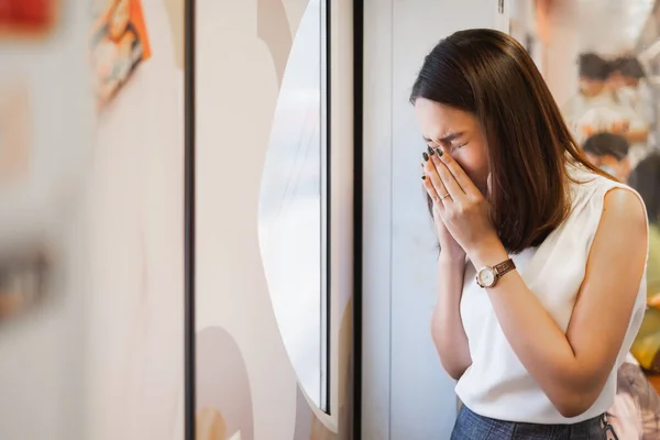 Mujer Asiática Malsana Estornudando Tosiendo Enferma Enferma Por Coronavirus Covid — Foto de Stock