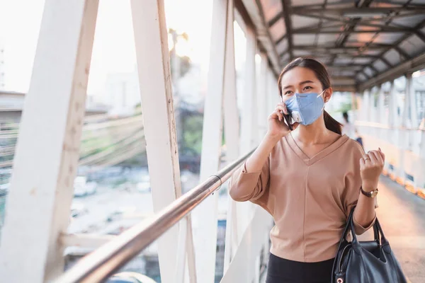 Mujer Asiática Que Usa Mascarilla Protectora Para Proteger Contaminación Del — Foto de Stock