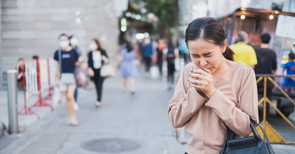 Mujer Asiática Malsana Estornudando Tosiendo Enferma Enferma Por Coronavirus Covid — Foto de Stock