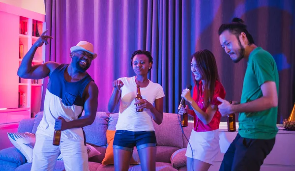 Bir grup insan gece parıltısından, disko partisinden, şarkı söylemekten, dans etmekten, özel evde alkol içmekten hoşlanırlar.