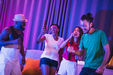 Bir grup insan gece parıltısından, disko partisinden, şarkı söylemekten, dans etmekten, özel evde alkol içmekten hoşlanırlar.