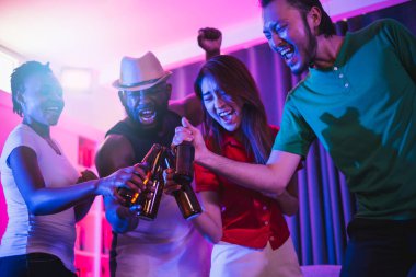 Bir grup insan gece parıltısından, disko partisinden, şarkı söylemekten, dans etmekten, özel evde alkol içmekten hoşlanırlar.