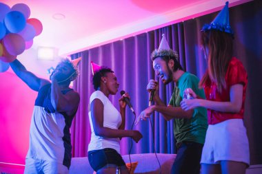 Bir grup insan gece parıltısından, disko partisinden, şarkı söylemekten, dans etmekten, özel evde alkol içmekten hoşlanırlar.