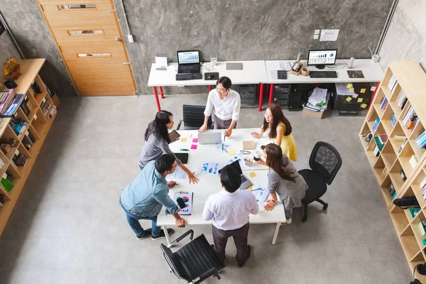 Grupo Empresários Asiáticos Criativa Designer Reunião Escritório — Fotografia de Stock