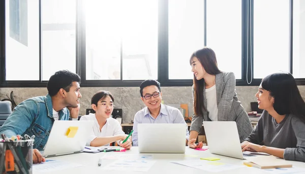 Grupo Empresarios Asiáticos Reunión Diseñadores Creativos Oficina —  Fotos de Stock