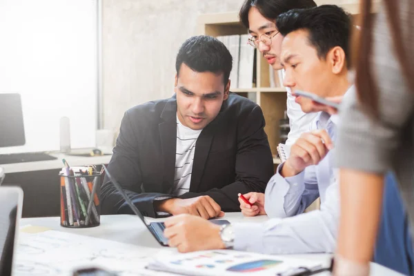 Grupo Empresarios Asiáticos Reunión Diseñadores Creativos Oficina —  Fotos de Stock