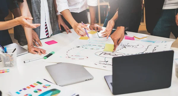 Grupo Empresarios Asiáticos Reunión Diseñadores Creativos Oficina —  Fotos de Stock