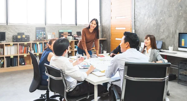 Grupo Empresarios Asiáticos Reunión Diseñadores Creativos Oficina —  Fotos de Stock