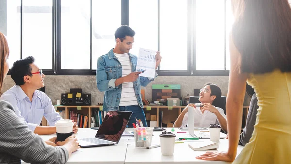 Grupo Empresarios Asiáticos Reunión Diseñadores Creativos Oficina —  Fotos de Stock