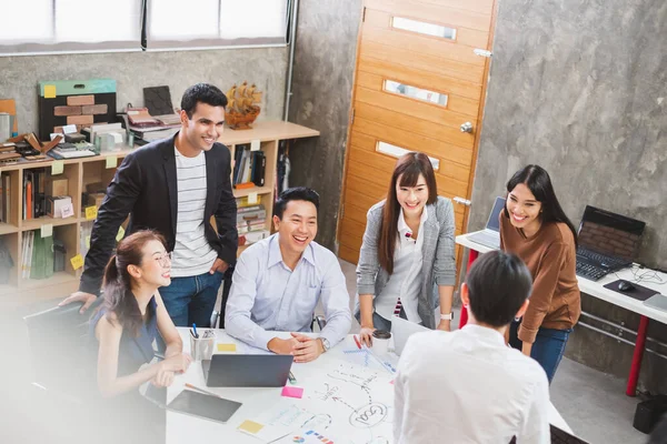 Grupo Empresarios Asiáticos Reunión Diseño Creativo Oficina Vista Superior —  Fotos de Stock