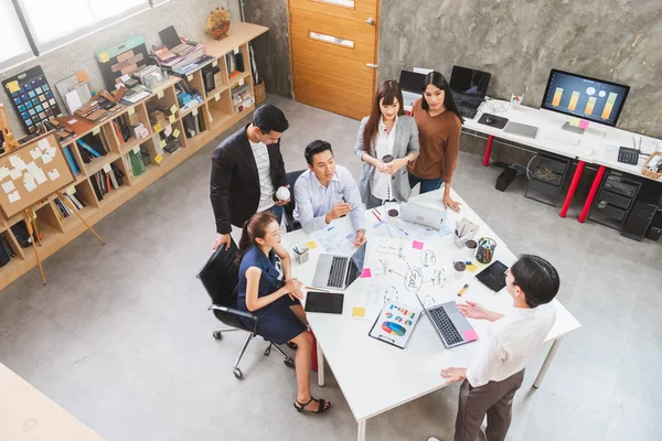 Grupo Empresários Asiáticos Criativa Designer Reunião Escritório Vista Superior — Fotografia de Stock