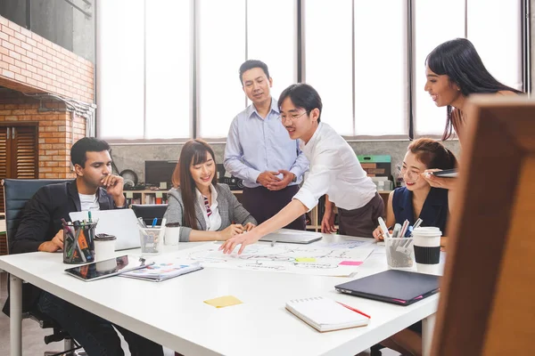 Grupo Empresarios Asiáticos Reunión Diseñadores Creativos Oficina —  Fotos de Stock