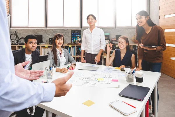 Groep Van Aziatische Zakenmensen Creatieve Ontwerper Bijeenkomst Kantoor — Stockfoto