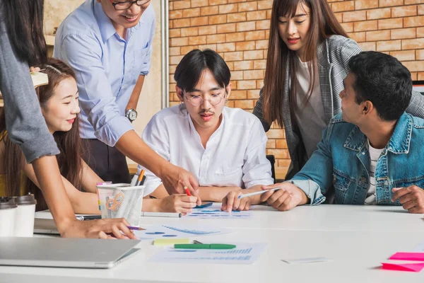 Grupo Empresarios Asiáticos Reunión Diseñadores Creativos Oficina —  Fotos de Stock