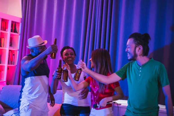 Bir grup insan gece parıltısından, disko partisinden, şarkı söylemekten, dans etmekten, özel evde alkol içmekten hoşlanırlar.