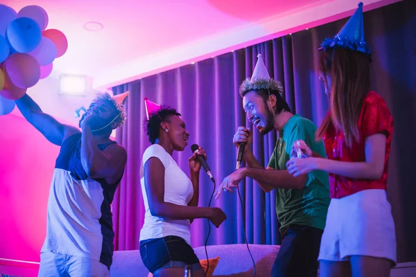 Bir grup insan gece parıltısından, disko partisinden, şarkı söylemekten, dans etmekten, özel evde alkol içmekten hoşlanırlar.