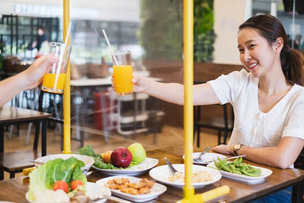 Ázsiai Elválasztva Étteremben Eszik Élelmiszer Asztali Pajzs Műanyag Válaszfal Hogy — Stock Fotó