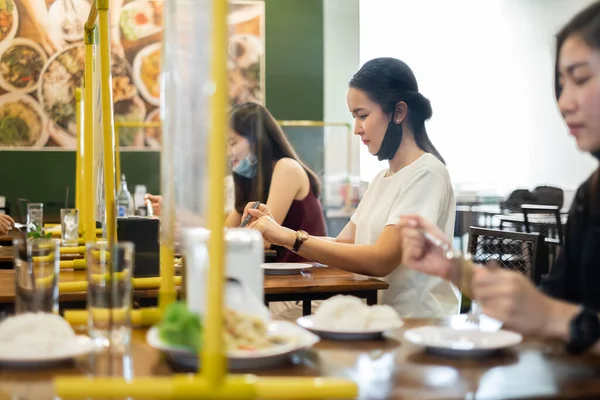 Ázsiai Férfi Elválasztva Étteremben Eszik Élelmiszer Asztali Pajzs Műanyag Válaszfal — Stock Fotó