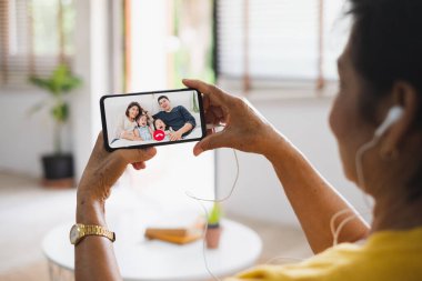 Asya 'nın eski bir üst düzey video görüşmesi aile ile sanal görüşme