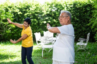 Asya 'da eski bir son sınıf egzersizi ve evde yoga.