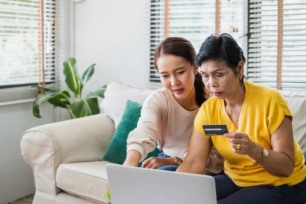 Asiatisk Kvinna Lära Senior Använda Kreditkort Och Telefon För Online — Stockfoto