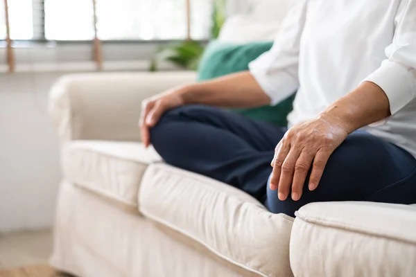 Senior Anciana Asiática Sentada Sofá Praticing Yoga Meditación Casa Retiro — Foto de Stock