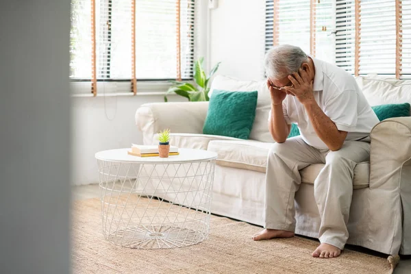 Viejo Anciano Asiático Siente Estresado Dolor Cabeza Sentado Solo Sofá — Foto de Stock