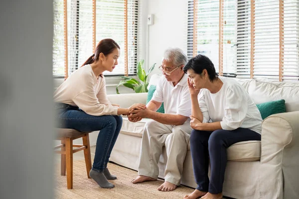 Cuidador Psicólogo Consola Asiática Personas Mayores Para Salud Mental — Foto de Stock