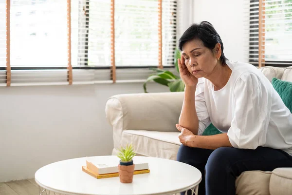 Sênior Idade Asiática Mulher Sentir Estressado Dor Cabeça Sentado Sozinho — Fotografia de Stock