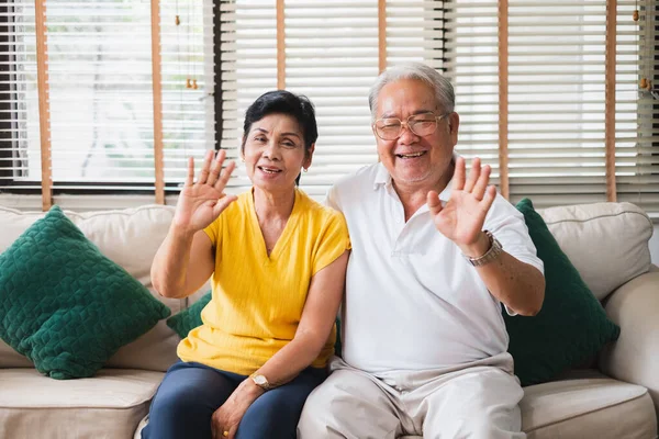 Asiática Senior Pareja Ondeando Mientras Video Llamada Con Familia — Foto de Stock