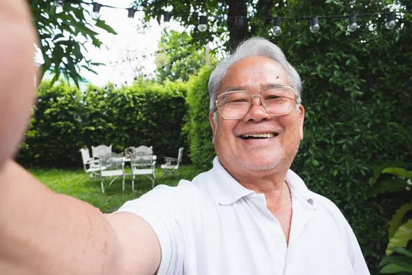 Asiático Sênior Homem Selfie Enquanto Vídeo Chamada Com Família — Fotografia de Stock