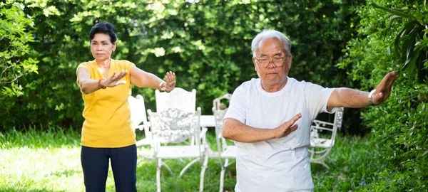 亚洲老年人的锻炼和在家里做瑜伽 — 图库照片