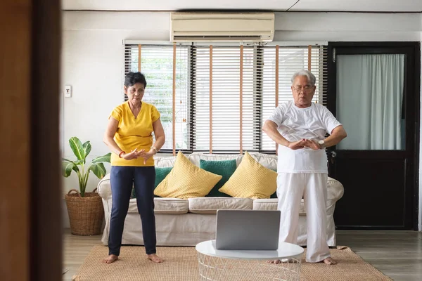 Asya 'da eski bir son sınıf egzersizi ve evde yoga.