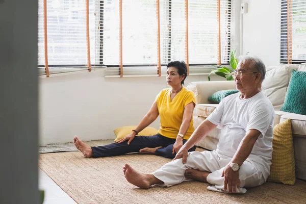 Asiático Viejo Senior Entrenamiento Ejercicio Haciendo Yoga Casa — Foto de Stock