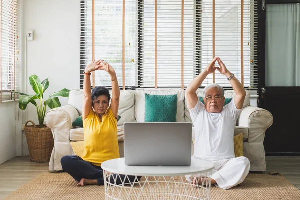 Asiático Viejo Senior Entrenamiento Ejercicio Haciendo Yoga Casa — Foto de Stock