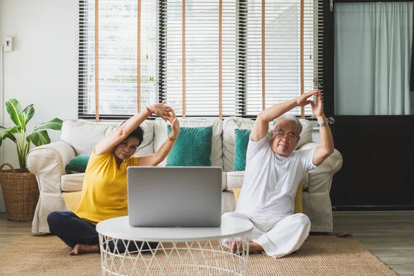 Asiatique Vieux Exercice Entraînement Senior Faire Yoga Maison — Photo