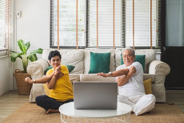 Asiático Viejo Senior Entrenamiento Ejercicio Haciendo Yoga Casa — Foto de Stock