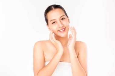 Genç Asyalı güzel kadın cildine dokunuyor. Doğal yüz bakımı ve cilt bakımı kavramı.