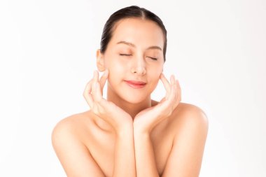 Genç Asyalı güzel kadın cildine dokunuyor. Doğal yüz bakımı ve cilt bakımı kavramı.