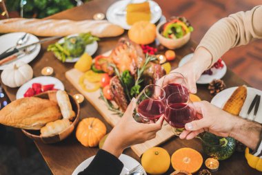 En iyi manzara masası mutlu Şükran Günü yemeği aile ve masada hindili yemek.