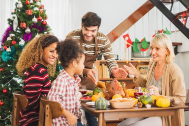 Ailenle Şükran Günü yemeğin kutlu olsun ve masada hindiyle yemeğin