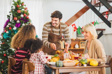 Ailenle Şükran Günü yemeğin kutlu olsun ve masada hindiyle yemeğin