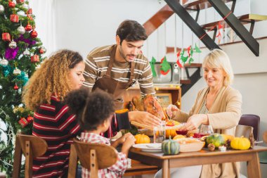 Ailenle Şükran Günü yemeğin kutlu olsun ve masada hindiyle yemeğin
