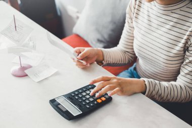 İş ve mali harcamalar için bilgisayar ve hesap makinesiyle çalışan kadın muhasebeci